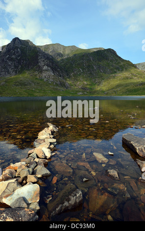 Die Welsh Mountain Y Garn spiegelt sich in den Gewässern des Llyn Idwal in Snowdonia-Nationalpark Stockfoto