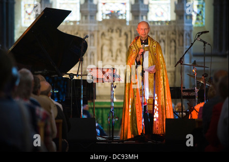 Brecon Jazz Festival 2013. Jährliche Jazz Gottesdienst in Brecon Kathedrale. Dean sehr Reverend Geoffrey Marshall. Stockfoto