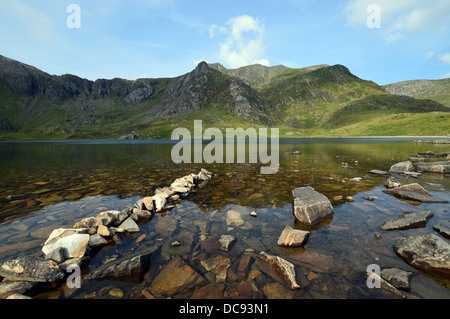 Die Welsh Mountain Y Garn spiegelt sich in den Gewässern des Llyn Idwal in Snowdonia-Nationalpark Stockfoto