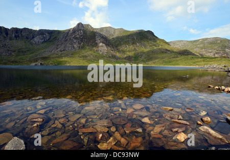 Die Welsh Mountain Y Garn spiegelt sich in den Gewässern des Llyn Idwal in Snowdonia-Nationalpark Stockfoto