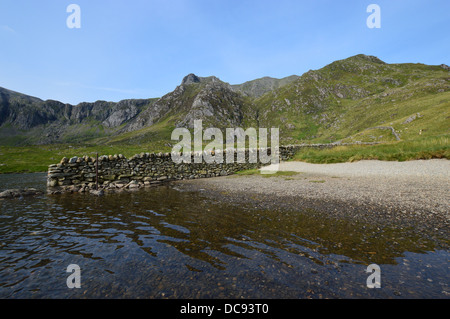 Die Welsh Mountain Y Garn über den Strand & Wanderweg führt rund Llyn Idwal in Teufels Küche in Snowdonia-Nationalpark Stockfoto