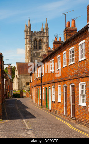 Senken Sie Church Lane und Str. Andrews Kirche, Farnham, Surrey, England, UK, GB, Großbritannien, Vereinigtes Königreich, Stockfoto