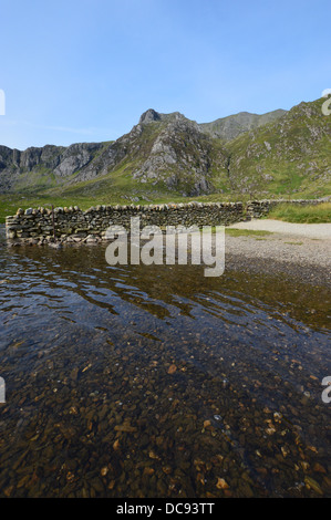 Die Welsh Mountain Y Garn über den Strand & Wanderweg führt rund Llyn Idwal in Teufels Küche in Snowdonia-Nationalpark Stockfoto