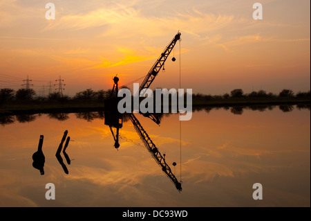 Sonnenuntergang hinter einer alten verlassenen Drag Linie in alten Kiesgruben am unteren Higham Kent, England, UK, GB, Großbritannien, Stockfoto