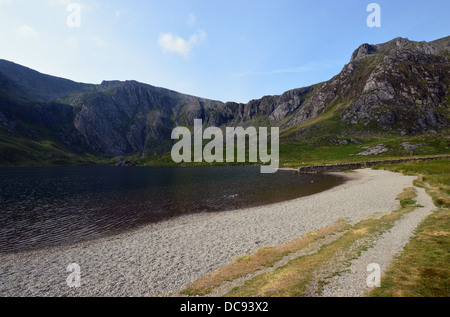 Die Welsh Mountain Y Garn über den Strand & Wanderweg führt rund Llyn Idwal in Teufels Küche in Snowdonia-Nationalpark Stockfoto