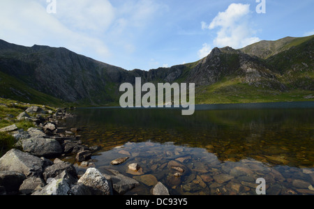 Teufels Küche & Welsh Mountain Y Garn spiegelt sich in den Gewässern des Llyn Idwal in Snowdonia-Nationalpark Stockfoto