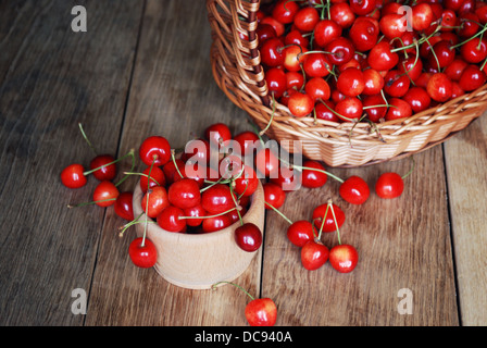 Schale mit Kirschen auf dem Holztisch Stockfoto