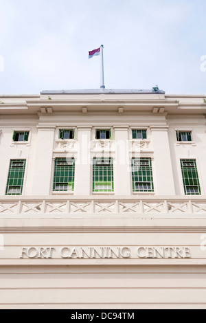 berühmte Fort Canning Centre in Singapur mit Staatsflagge auf Dach Stockfoto