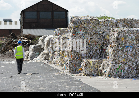 Ballen von Altpapier an eine Abfall-recycling-Anlage in den West Midlands, England, UK Stockfoto