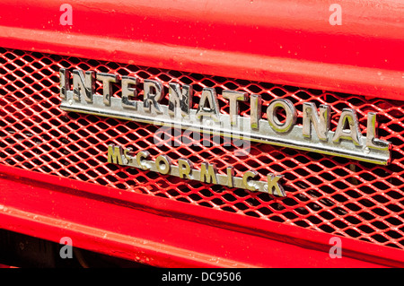 Dem Typenschild auf einem alten Vintage International Harvester Traktor Stockfoto