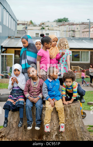 Der Kindergarten St. Pauls und Kinderhaus, Bristol UK - eine multikulturelle Gruppe von Kindern auf dem Spielplatz. Stockfoto