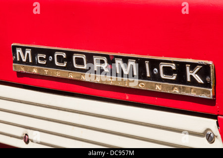 Dem Typenschild auf einem alten Vintage International Harvester Traktor Stockfoto