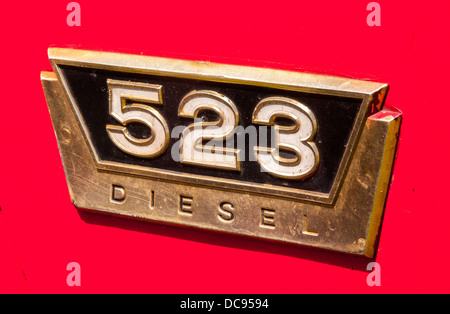 Dem Typenschild auf einem alten International Harvester Vintage 523 Traktor Stockfoto