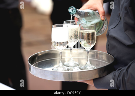 Kellner servieren Champagner auf der party Stockfoto