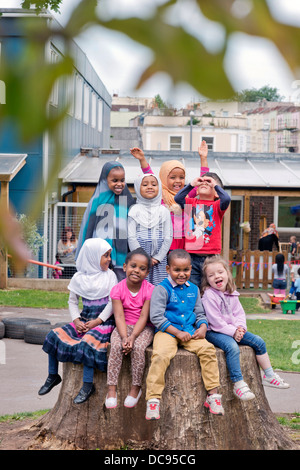 Der Kindergarten St. Pauls und Kinderhaus, Bristol UK - eine multikulturelle Gruppe von Kindern auf dem Spielplatz. Stockfoto