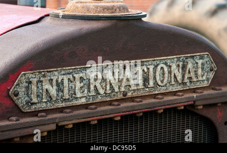 Dem Typenschild auf einem alten Vintage International Harvester Traktor Stockfoto