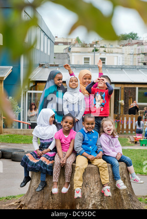 Der Kindergarten St. Pauls und Kinderhaus, Bristol UK - eine multikulturelle Gruppe von Kindern auf dem Spielplatz. Stockfoto