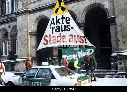 Etwa dreißig Mitglieder der Umweltorganisation Robin Wood demonstrieren gegen die Atomkraft Werk Stade und besetzen die Eingangshalle der Umwelt Ministerium von Niedersachsen in Hannover am 14. Januar 1987. Stockfoto