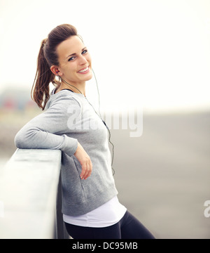 Lächelnde Frau, die ihren Durchbruch nach dem laufen Stockfoto