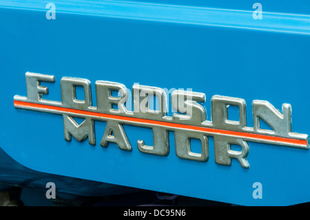 Der Fordson-Logo auf einem alten Oldtimer-Traktor