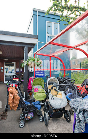 Ein Buggy Park in St. Pauls-Kindergarten und Kinder Zentrum, Bristol UK Stockfoto