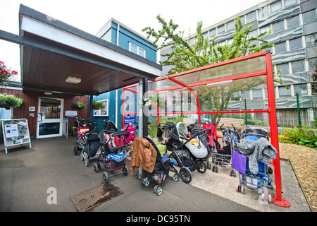 Ein Buggy Park in St. Pauls-Kindergarten und Kinder Zentrum, Bristol UK Stockfoto