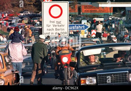 Ein Verkehrschaos am Checkpoint Rudophstein nach der Eröffnung der Teile von der innerdeutschen Grenze in Rudophstein, Deutschland, 10. November 1989 erfasst. Millionen von DDR-Bürgern nach West-Berlin und der Bundesrepublik Deutschland seit der Öffnung der deutsch-deutschen Grenze gereist. Stockfoto