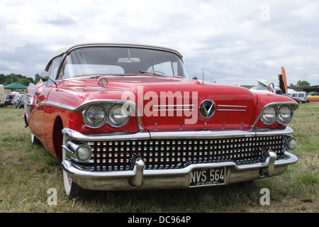1958 Buick spezielle Cabrio auf weißer Waltham Retro-Festival 2013 Stockfoto