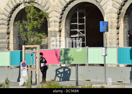 Bushaltestelle in der Nähe eine Baustelle, Marseille, Frankreich Stockfoto