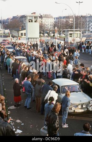 Berliner sind glücklich über die Spalte der Trabant Automobile vorbei an der Grenze an der Bornholmer Straße am 10. November 1989. Millionen von DDR-Bürgern reiste in West-Berlin und der Bundesrepublik Deutschland nach der Eröffnung einiger der innerdeutschen Grenzübergänge. Stockfoto