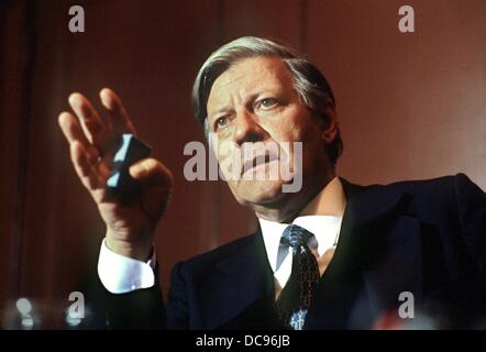 Bundeskanzler Helmut Schmidt (SPD) gestikuliert während einer Rede im Juni 1979. Stockfoto