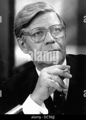 Bundeskanzler Helmut Schmidt, in der Regel mit Zigarette, während einer Pressekonferenz am 19. Oktober 1978 in Bonn. Stockfoto