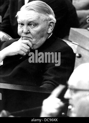 Bundeskanzler Ludwig Erhard (CDU, l) hört nachdenklich SPD Delegaten Fritz Erler (R) Erklärungen während der Debatte über den Ausnahmezustand im Deutschen Bundestag am 16. Juni 1965. Stockfoto