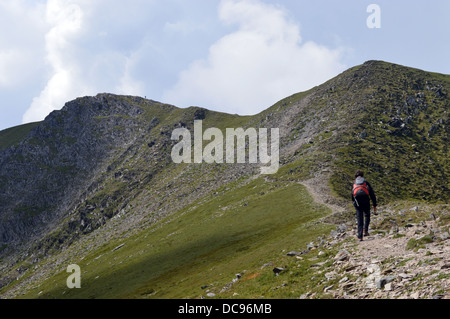 Walker auf Fußweg nähert sich des Gipfels des The Welsh Mountain Y Garn in Snowdonia-Nationalpark Stockfoto