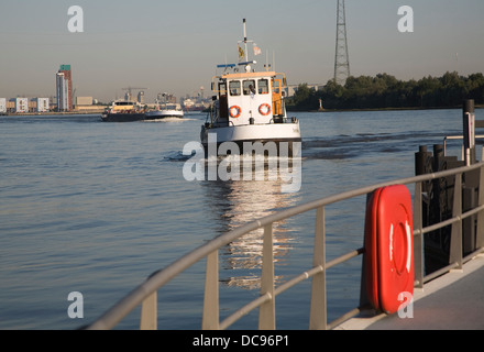 Kleine Passagier Wasserbus Fähre überqueren Fluss Maas Fluss Ridderkerk und Kinderdijk Niederlande Stockfoto