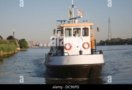 Kleine Passagier Wasserbus Fähre überqueren Fluss Maas Fluss Ridderkerk und Kinderdijk Niederlande Stockfoto