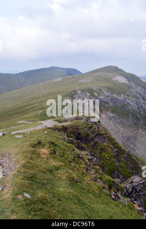 Der Fußweg führt von Bwich y Cywion nach Y Garn mit den Welsh Mountains Mynydd Perfedd & Foel-goch im Hintergrund, Wales, Großbritannien. Stockfoto