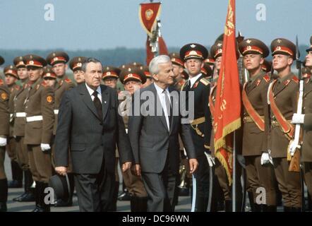 Bundespräsident Richard von Weizsäcker (m) und sowjetische Staatsoberhaupt Andrei Gromyko vorbei an einer ehrenamtlichen Formation der Armee am Moskauer Flughafen am 6. Juli 1987 zu Fuß. Stockfoto