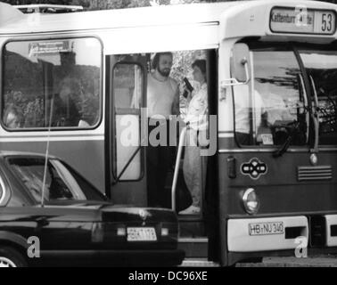 Entführer Hans-Jürgen Rösner mit seiner Komplizin Marion Löblich am 17. August 1988 in der entführten Linienbus in Bremen. Rösner und sein Komplize Dieter Degowski eine Bank in Gladbeck-Rentfort beraubt hatte und Geiseln am 16. August 1988 genommen hatte. Die beiden Täter wurden nach einer spektakulären Verfolgung festgenommen in welchen zahlreiche, die Medien Vertretungen beteiligt waren. Zwei Geiseln starben. Stockfoto