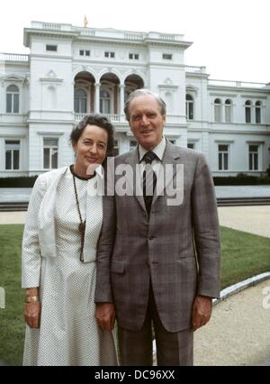 Bundespräsident Karl Carstens und seine Frau Veronica vor der Villa Hammerschmidt in Bonn, Amtssitz des Bundespräsidenten, im August 1979. Der CDU-Politiker war der fünfte Präsident der Bundesrepublik Deutschland von 1979 bis 1984. Stockfoto