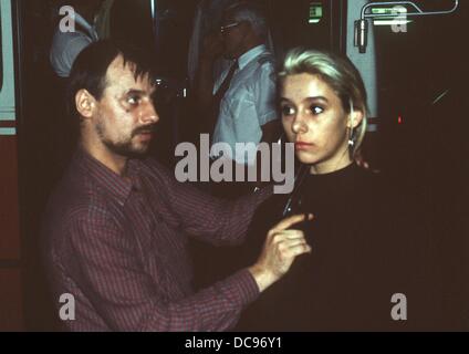 Entführer Dieter Degowski droht Geisel Silke Bischoff mit einer Waffe am 17. August 1988. Dieter Degowski und sein Komplize Hans-Jürgen Rösner hatte hatte eine Bank in Gladbeck-Rentfort beraubt und Geiseln am 16. August 1988. Die beiden Täter wurden nach einer spektakulären Verfolgung festgenommen in welchen zahlreiche, die Medien Vertretungen beteiligt waren. Zwei Geiseln starben. Stockfoto