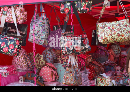 Edle Taschen aufhängen zum Verkauf im New Forest & Hampshire County Show, in der Nähe von Brockenhurst, Hampshire im August Stockfoto