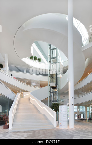 Nieuwegein Rathaus (Stadshuis Nieuwegein), Nieuwegein, Niederlande. Architekt: 3XN, 2012. Wichtigsten Atrium mit Treppe. Stockfoto