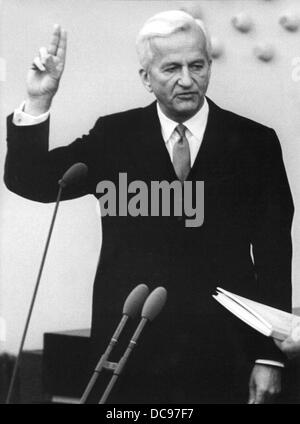 Richard von Weizsäcker ist am 1. Juli 1984, als Bundespräsident in der Plenar-Halle des Deutschen Bundestages vereidigt. Stockfoto