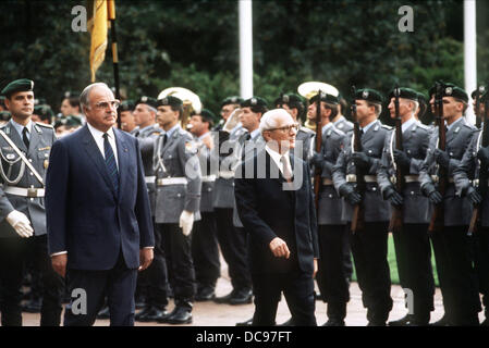 Von Bundeskanzler Helmut Kohl (l) und SED-Generalsekretär Erich Honecker (r) einer ehrenamtlichen Formation der Armee am 7. September 1987 vorbeigehen. Honecker kam für einen fünf-Tage-Besuch in der Bundesrepublik Deutschland. Stockfoto