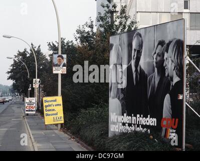 Poster von mehreren Parteien während des Wahlkampfes für den Deutschen Bundestag am 5. Oktober 1980. Stockfoto