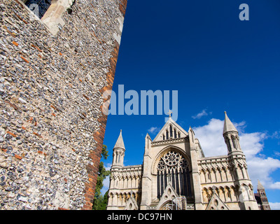 St Albans Cathedral in Hertfordshire, England-Torhaus und Grimthorpe West Fassade 2 Stockfoto