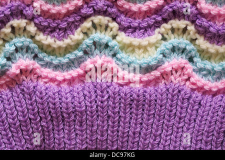 Detail von bunten gestrickten Baby Pullover in Pastellfarben zeigen Rippenbund - abstrakter Hintergrund Stockfoto