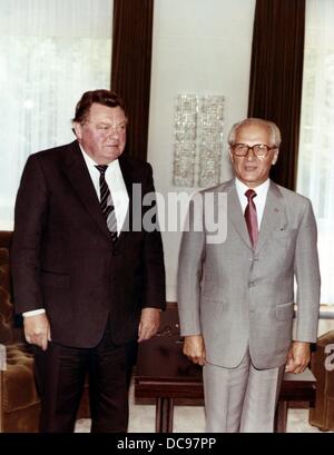 Bayerischen Ministerpräsidenten Franz Josef Strauß (l) und SED-Generalsekretär Erich Honecker treffen am 24. Juli 1983. Stockfoto