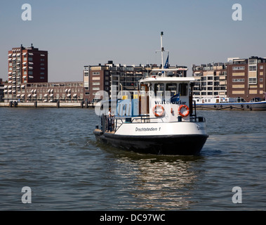 Kleinen Passagierfähre Wasserbus Boot überqueren Oude Maas Fluss Dordrecht und Zwijndrecht Niederlande Stockfoto